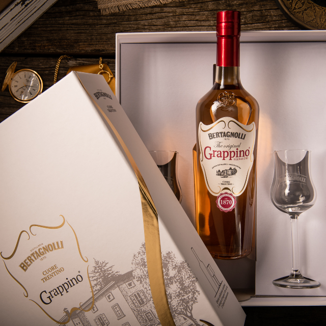 Christmas Box Grappino® Original Riserva Oro 18 Months with two grappa glasses